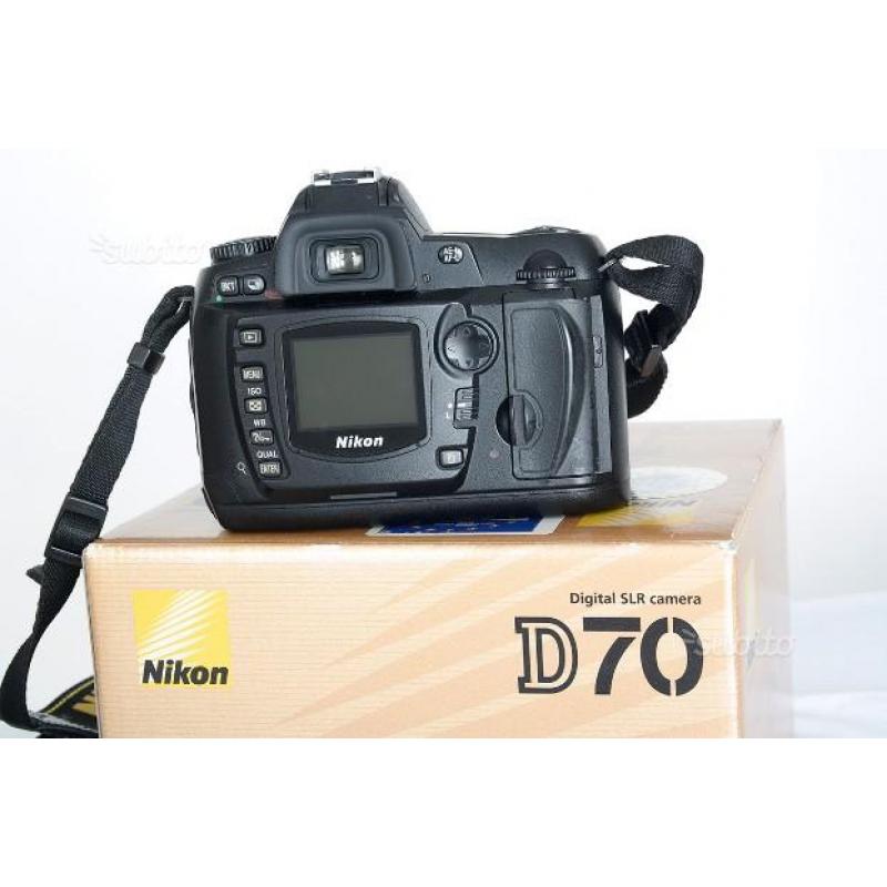 Nikon D70 con obiettivo e accessori vari