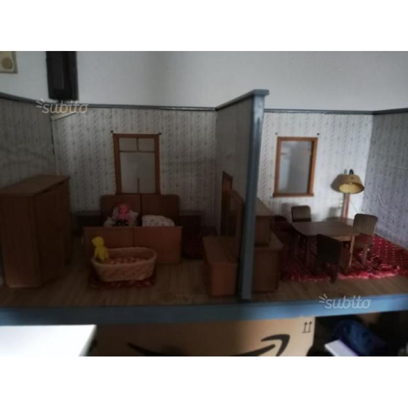 Casa delle bambole con artedo